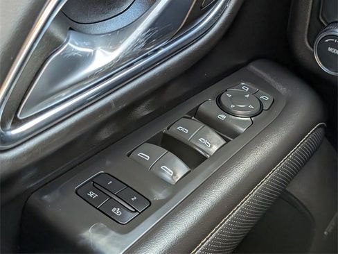 Used 2023 GMC Yukon SLT image 25