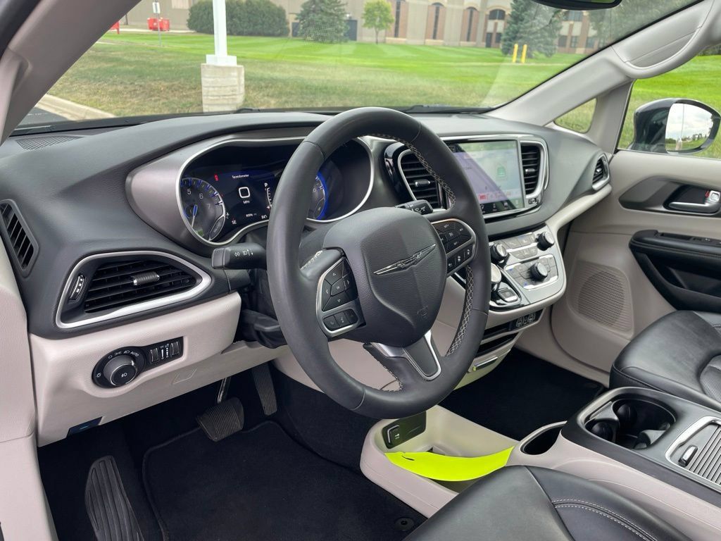 Used 2024 Chrysler Pacifica Touring-L FWD image 12