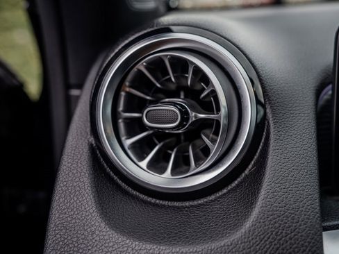 Used 2022 Mercedes-Benz GLB 250 w/ Premium Package Lite image 9