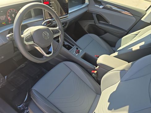 New 2025 Volkswagen Tiguan SE image 16