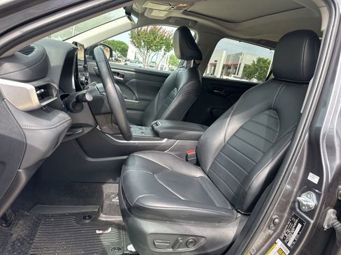 Used 2024 Toyota Highlander XLE FWD image 11