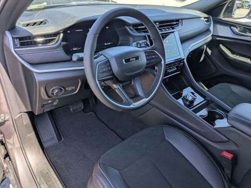 New 2025 Jeep Grand Cherokee Altitude image 14