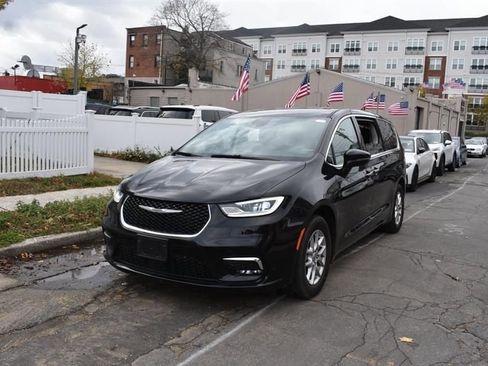 Used 2024 Chrysler Pacifica Touring-L FWD image 3