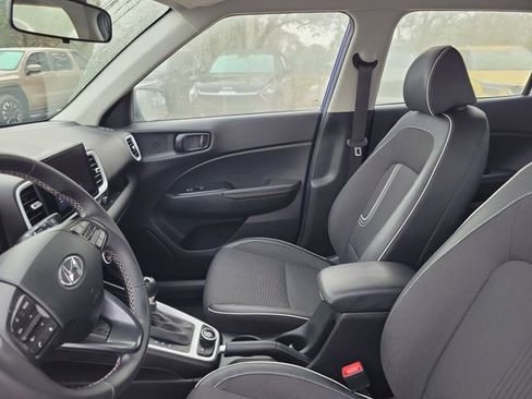 Used 2025 Hyundai Venue Limited image 13