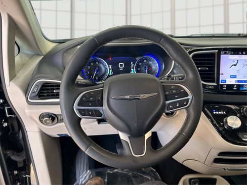 Used 2023 Chrysler Pacifica Touring-L FWD image 16