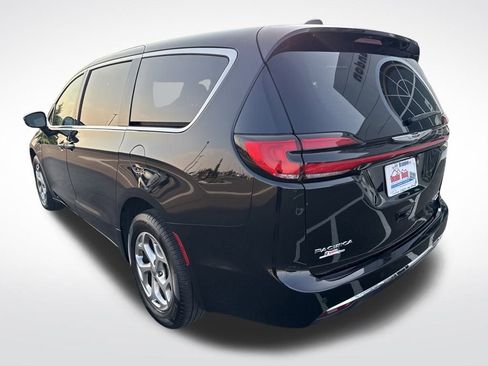 Used 2024 Chrysler Pacifica Limited image 3