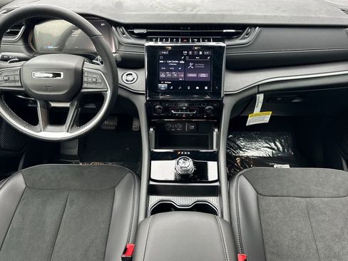 New 2025 Jeep Grand Cherokee Altitude image 13