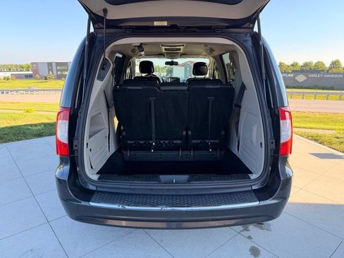 Used 2012 Chrysler Town & Country Touring w/ Entertainment Group #1 FWD image 5