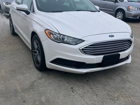 Used 2017 Ford Fusion SE w/ Fusion SE Technology Package image 6