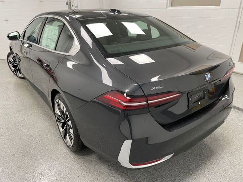 Used 2025 BMW 530i xDrive image 8