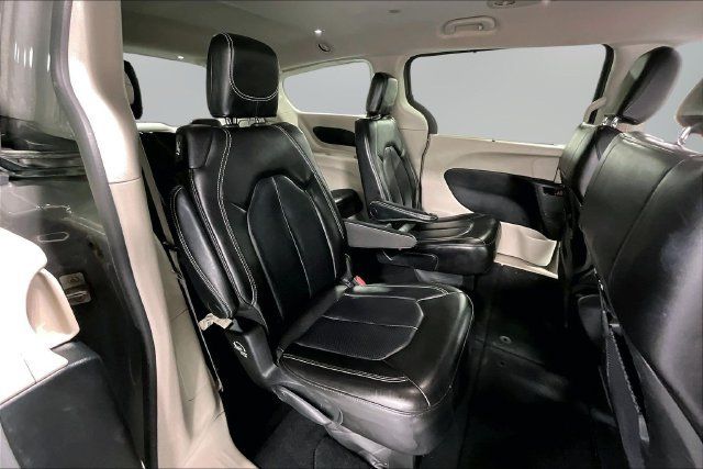 Used 2023 Chrysler Pacifica Touring-L FWD image 22