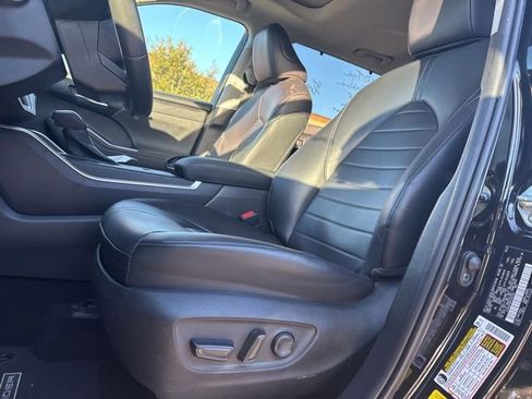 Used 2023 Toyota Highlander XLE image 8