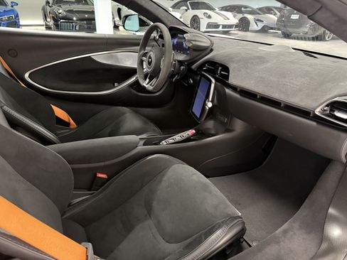 Used 2023 McLaren Artura RWD image 15