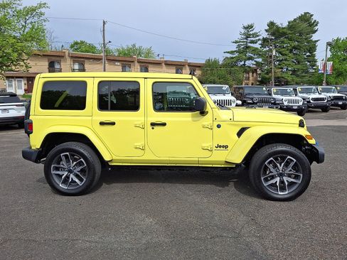 Used 2024 Jeep Wrangler Unlimited w/ Convenience Group AWD/4WD image 7