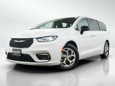 Used 2024 Chrysler Pacifica Limited FWD image 1