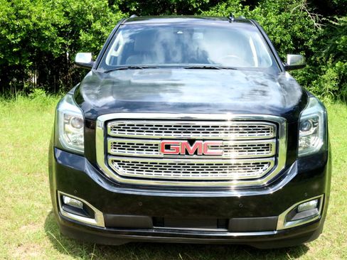 Used 2017 GMC Yukon SLT image 3