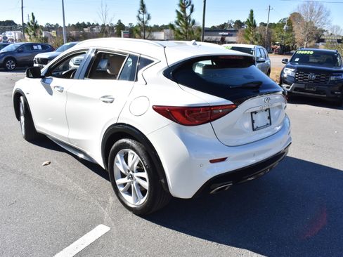 Used 2017 INFINITI QX30 Premium w/ Navigation Package image 7