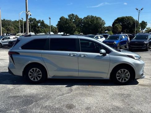 Used 2022 Toyota Sienna LE AWD/4WD image 9