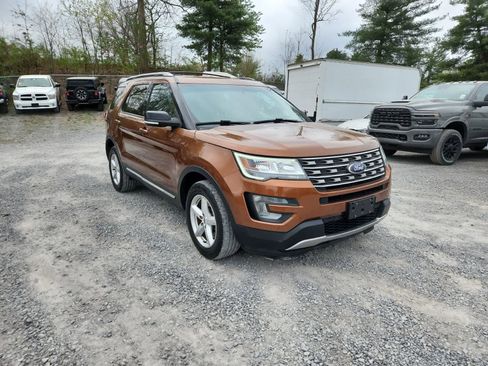 Used 2017 Ford Explorer XLT w/ Equipment Group 202A image 7