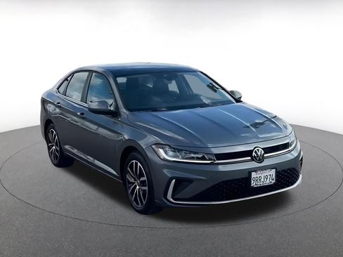 Used 2025 Volkswagen Jetta SE image 2