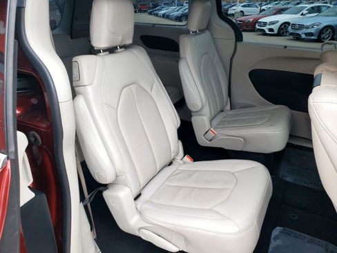 Used 2019 Chrysler Pacifica Touring-L Plus FWD image 13