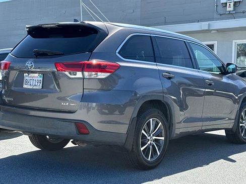 Used 2017 Toyota Highlander XLE AWD/4WD image 3