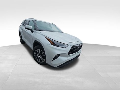 Used 2024 Toyota Highlander XLE image 4