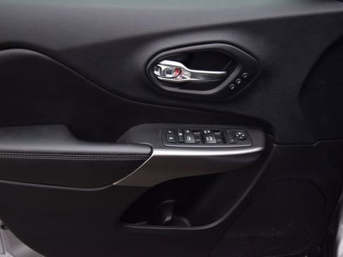 Used 2019 Jeep Cherokee Limited AWD/4WD image 23