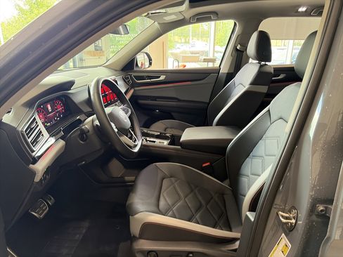 Used 2025 Volkswagen Atlas Peak Edition SE AWD/4WD image 16