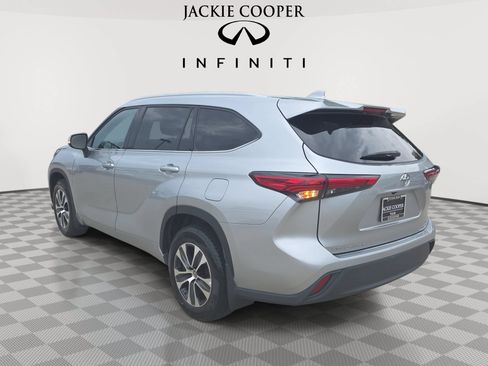 Used 2022 Toyota Highlander XLE AWD/4WD image 7