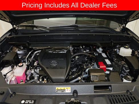 Used 2024 Toyota Highlander LE FWD image 21