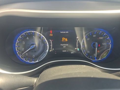 Used 2022 Chrysler Pacifica Touring-L w/ Uconnect Theater Family Group FWD image 9