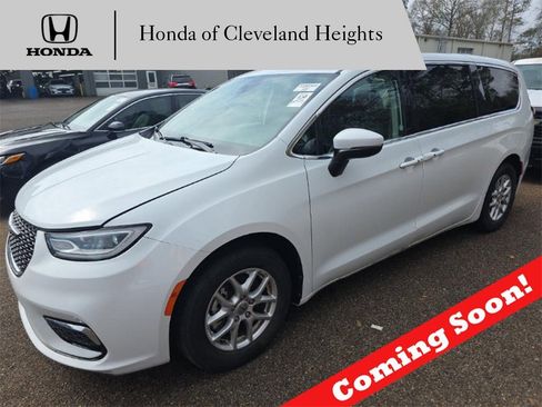 Used 2023 Chrysler Pacifica Touring-L image 1