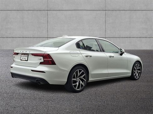 Used 2020 Volvo S60 T6 Momentum image 4
