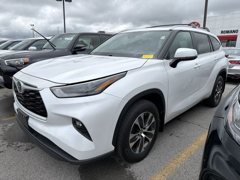 Used 2023 Toyota Highlander XLE AWD/4WD image 4