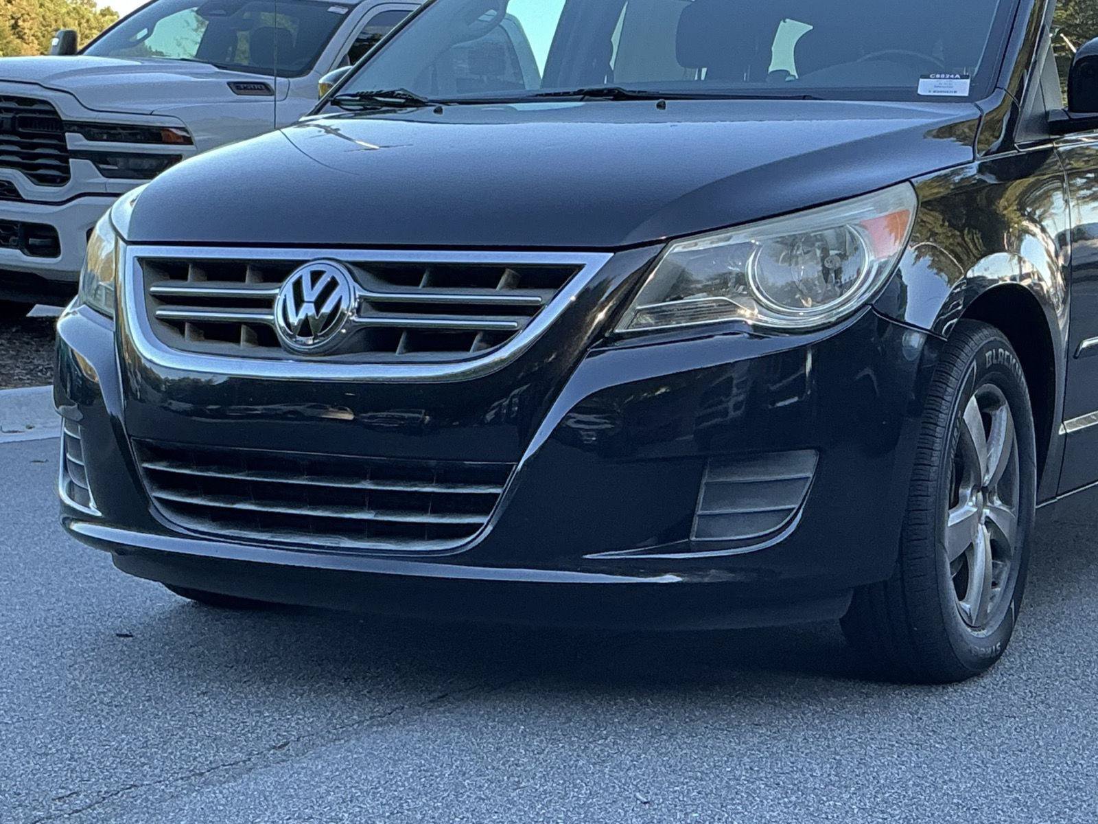 Used 2011 Volkswagen Routan SE FWD image 10