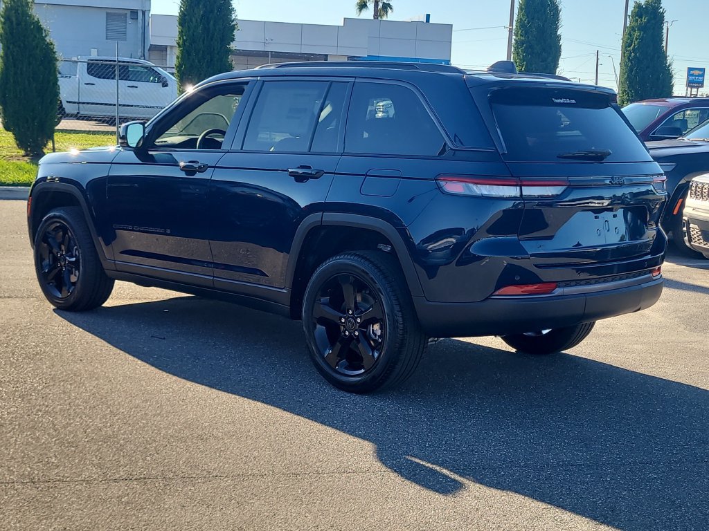 New 2027 Jeep Grand Cherokee Limited RWD image 3