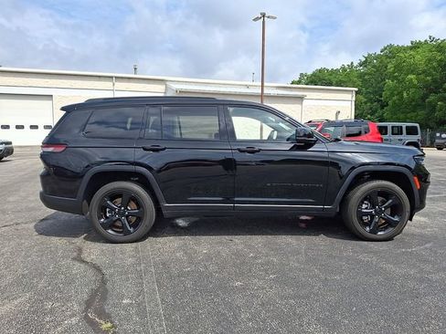 Used 2023 Jeep Grand Cherokee L Laredo AWD/4WD image 12