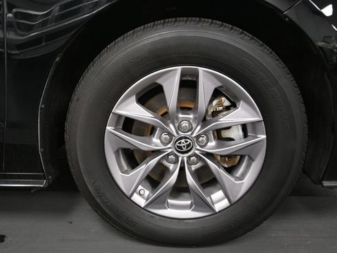Used 2024 Toyota Sienna XLE FWD image 32