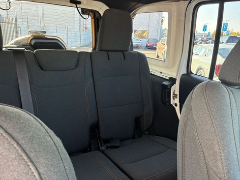 Used 2025 Jeep Wrangler Sahara image 36