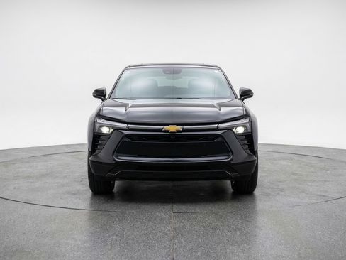 Used 2025 Chevrolet Blazer LT image 2