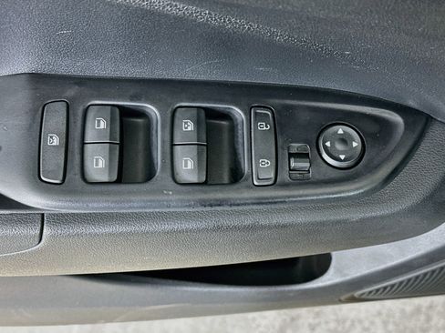 Used 2025 Hyundai Venue SEL FWD image 15