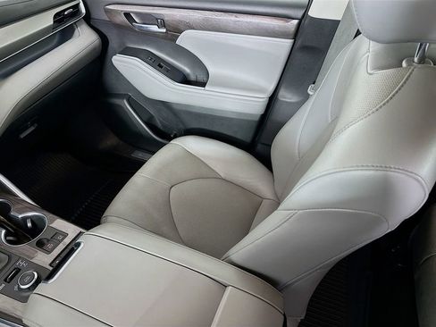 Used 2022 Toyota Highlander Limited AWD/4WD image 26