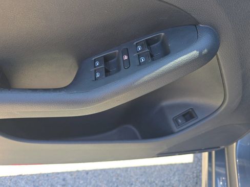 Used 2011 Volkswagen Jetta SE FWD image 16