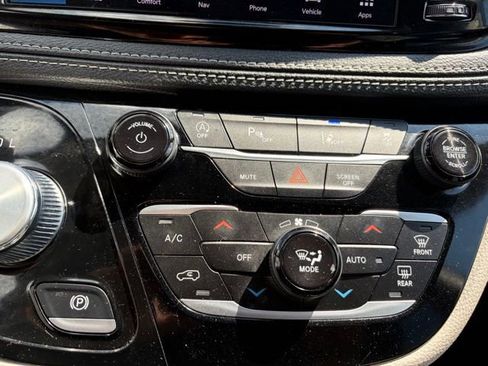 Used 2024 Chrysler Pacifica Limited FWD image 10