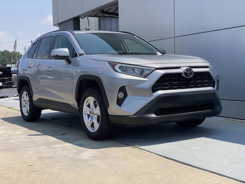 Used 2019 Toyota RAV4 XLE w/ Convenience Package FWD image 1
