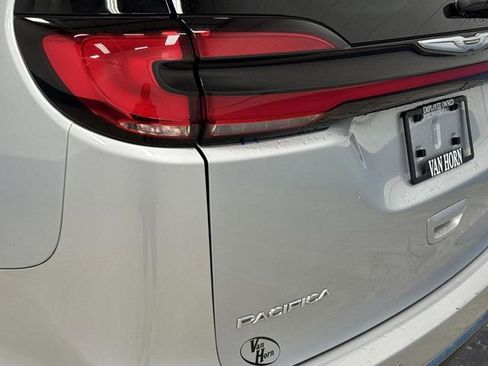 Used 2023 Chrysler Pacifica Limited w/ Uconnect Theater Family Group image 40