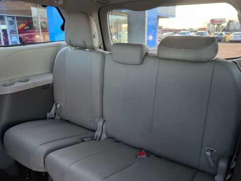 Used 2017 Toyota Sienna XLE w/ XLE Navigation Package image 21