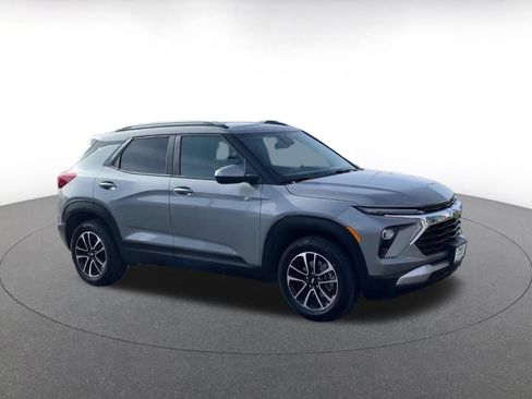 Used 2025 Chevrolet TrailBlazer LT image 2