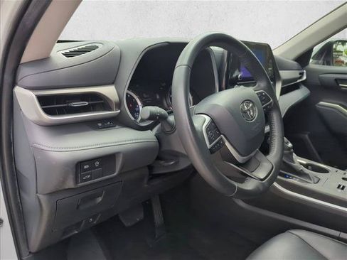 Certified 2024 Toyota Highlander XLE FWD image 14